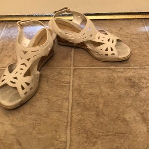 Very nice cream open toed wedges!